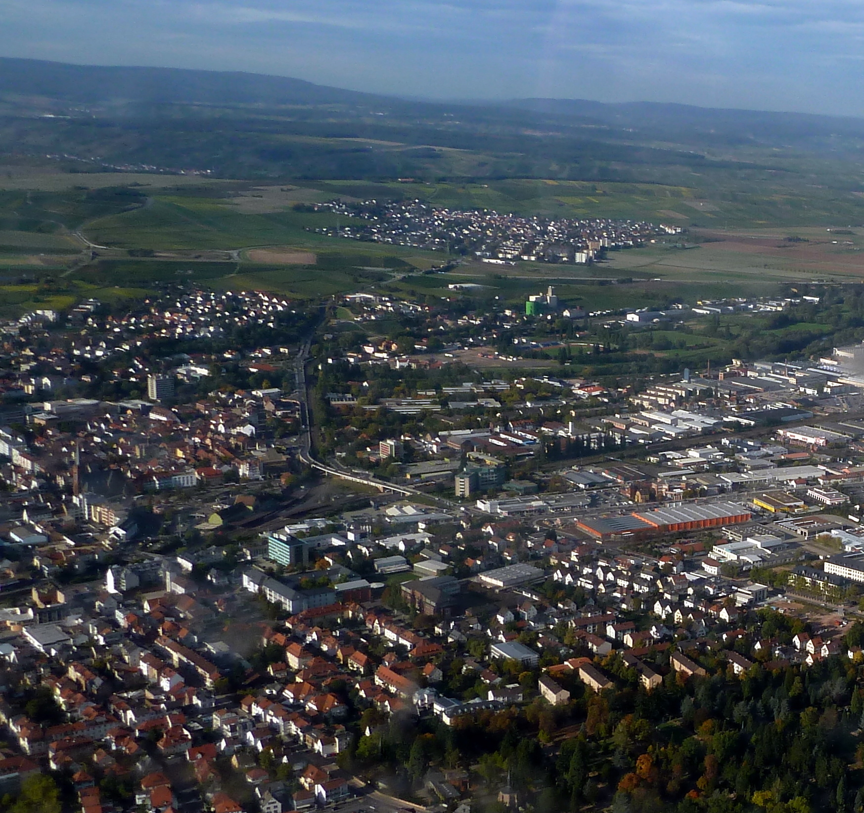 Luftaufnahme von Bad Kreuznach mit Blick über die Stadt bis Winzenheim